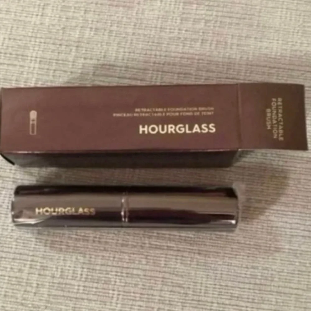 Hourglass Retractable Foundation Brush ~NEW~